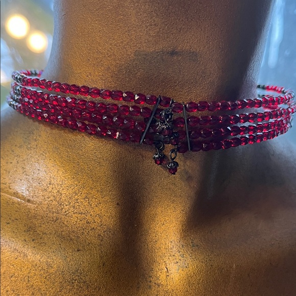 Elegant Red and Black Choker Necklace - Picture 2 of 4